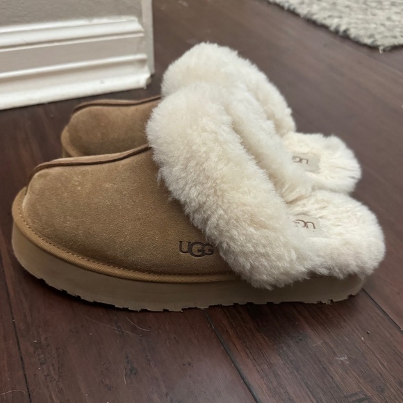 UGG Slippers - Picture 5 of 8